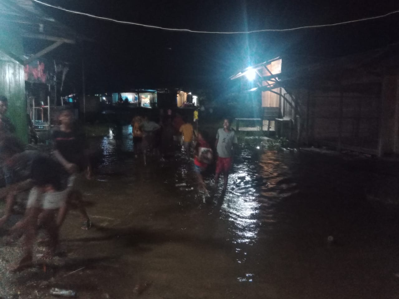 Air Sungai Mamberamo Meluap, Menggenangi Rumah Warga Sejumlah Kampung di Pesisir