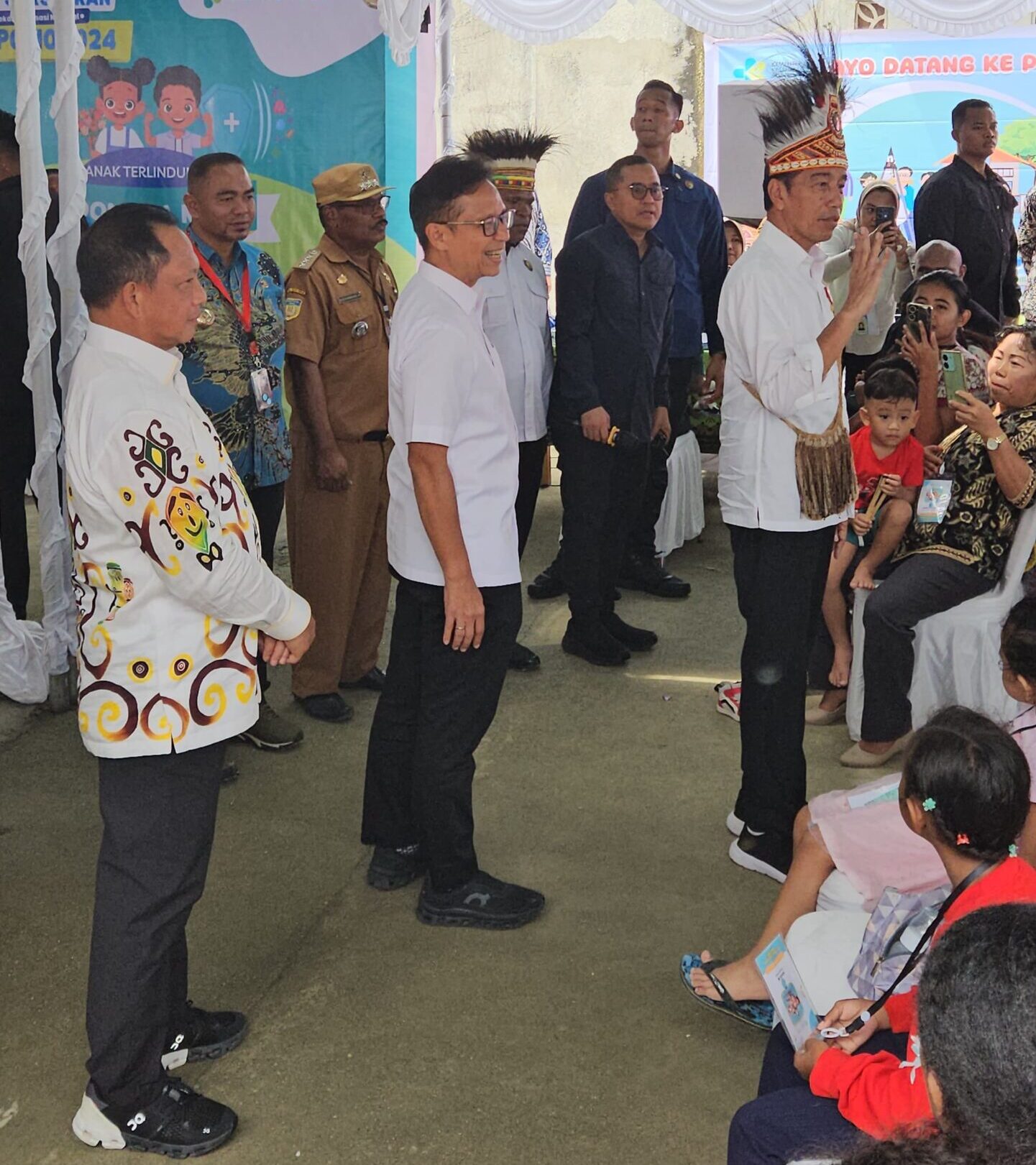 Jokowi Tinjau Pemberian Vaksin di Posyandu Rajawali III Kampung Nendali