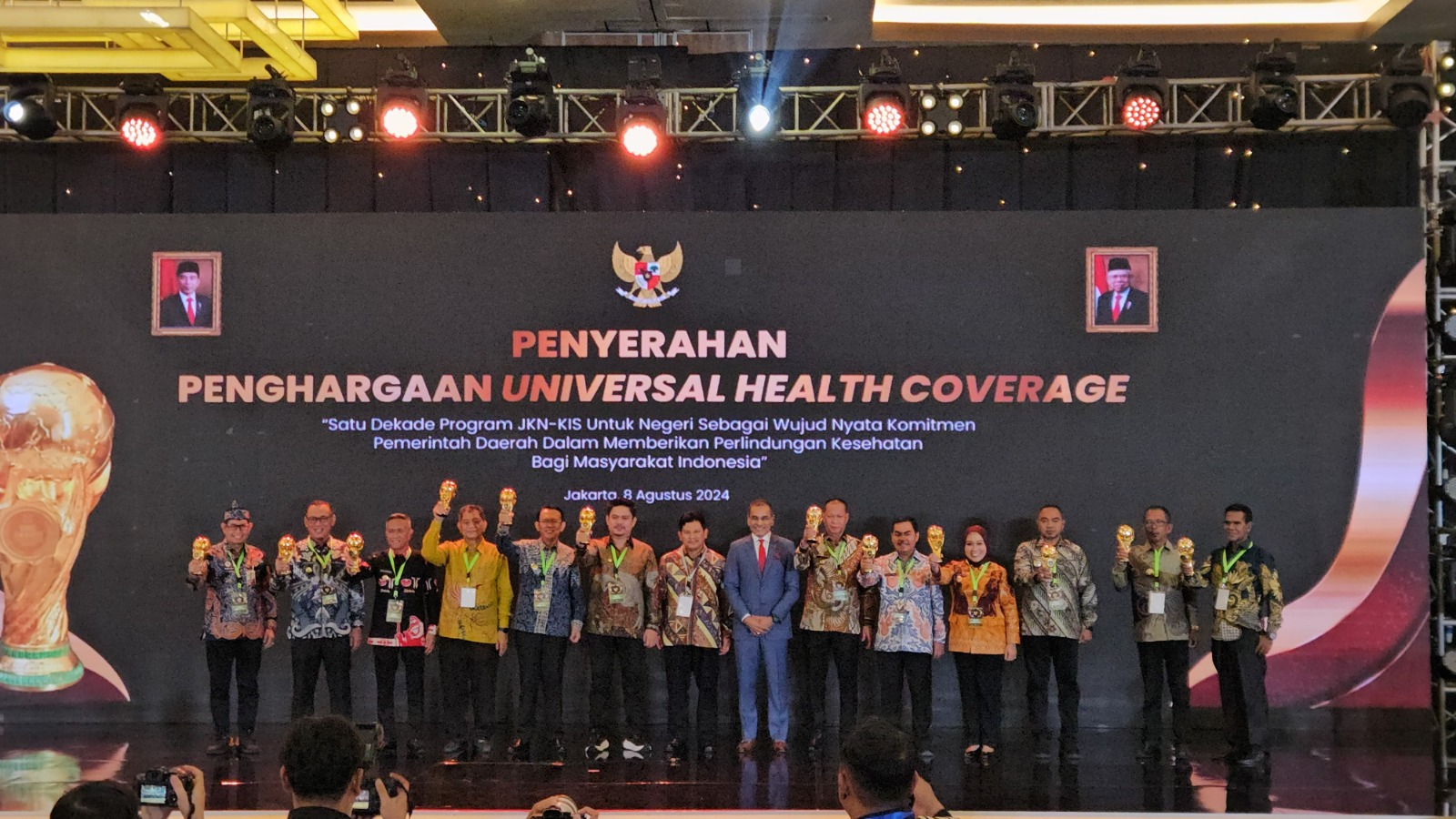 Memberikan Pelayanan Kesehatan Yang Adil, Bermutu, Komperhensif Dengan Biaya Terjangkau, Pemkab Jayapura Terima Penghargaan UHC