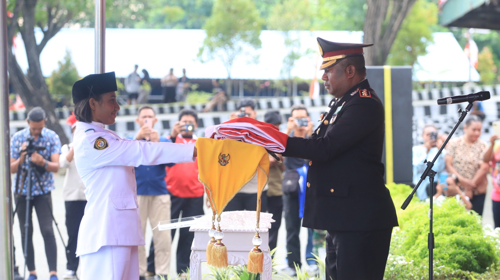 Kapolres Jayapura Pimpin Upacara Penurunan Bendera Merah Putih