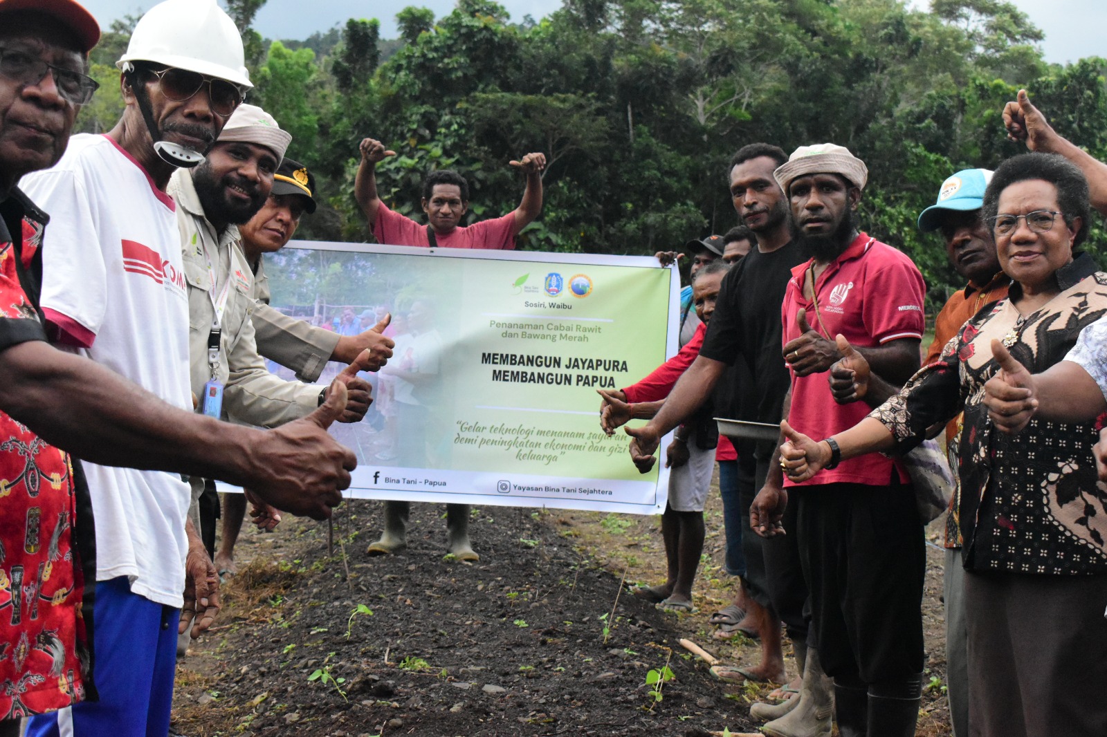 Dorong Minat Masyarakat Bertani, Asisten II Menanam Cabe dan Bawang di Kampung Sosiri