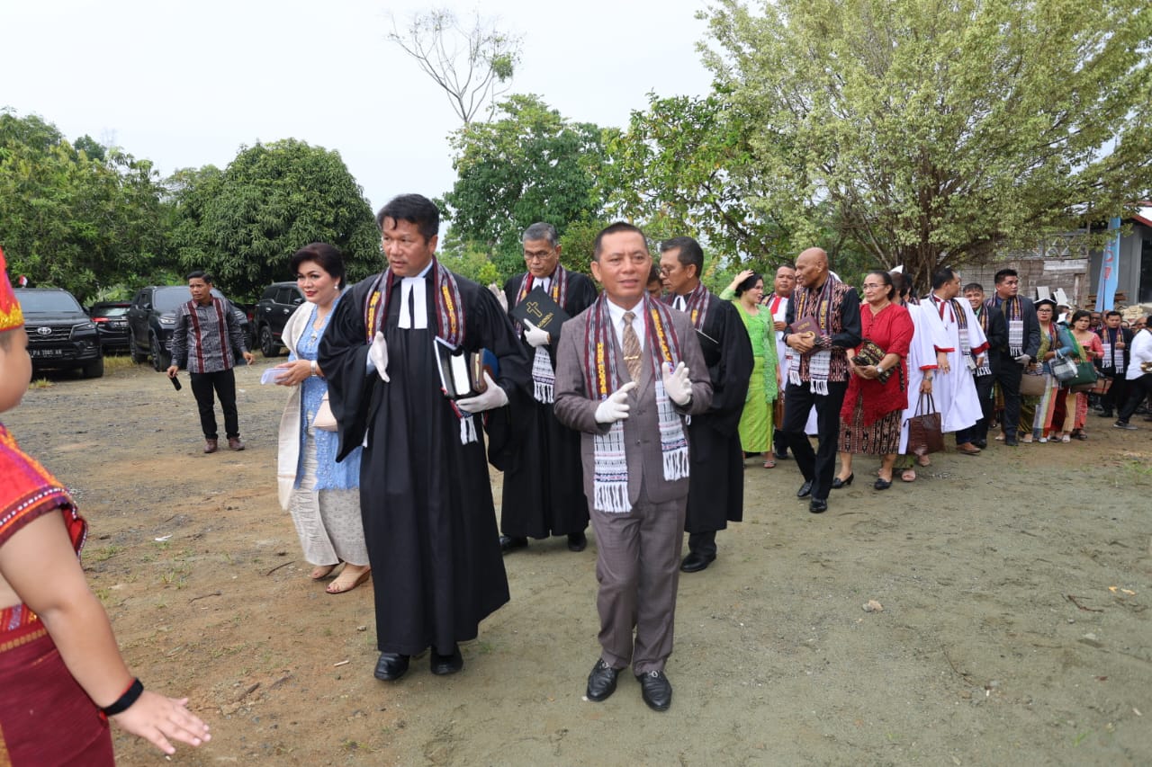 Pj Gubernur Limbong Resmikan Gereja HKBP Rogate Resort Papua