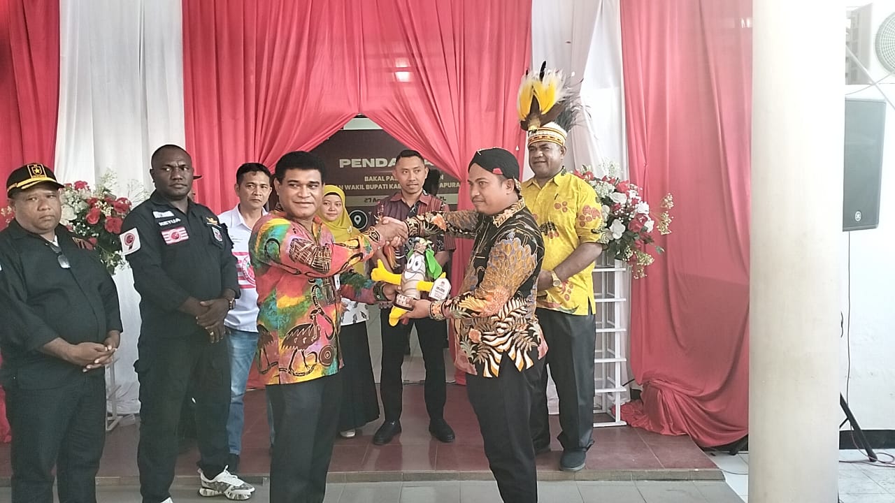 Hari Kedua, Bakal Paslon Ted-Pardi Daftarkan Diri ke KPU Kabupaten Jayapura