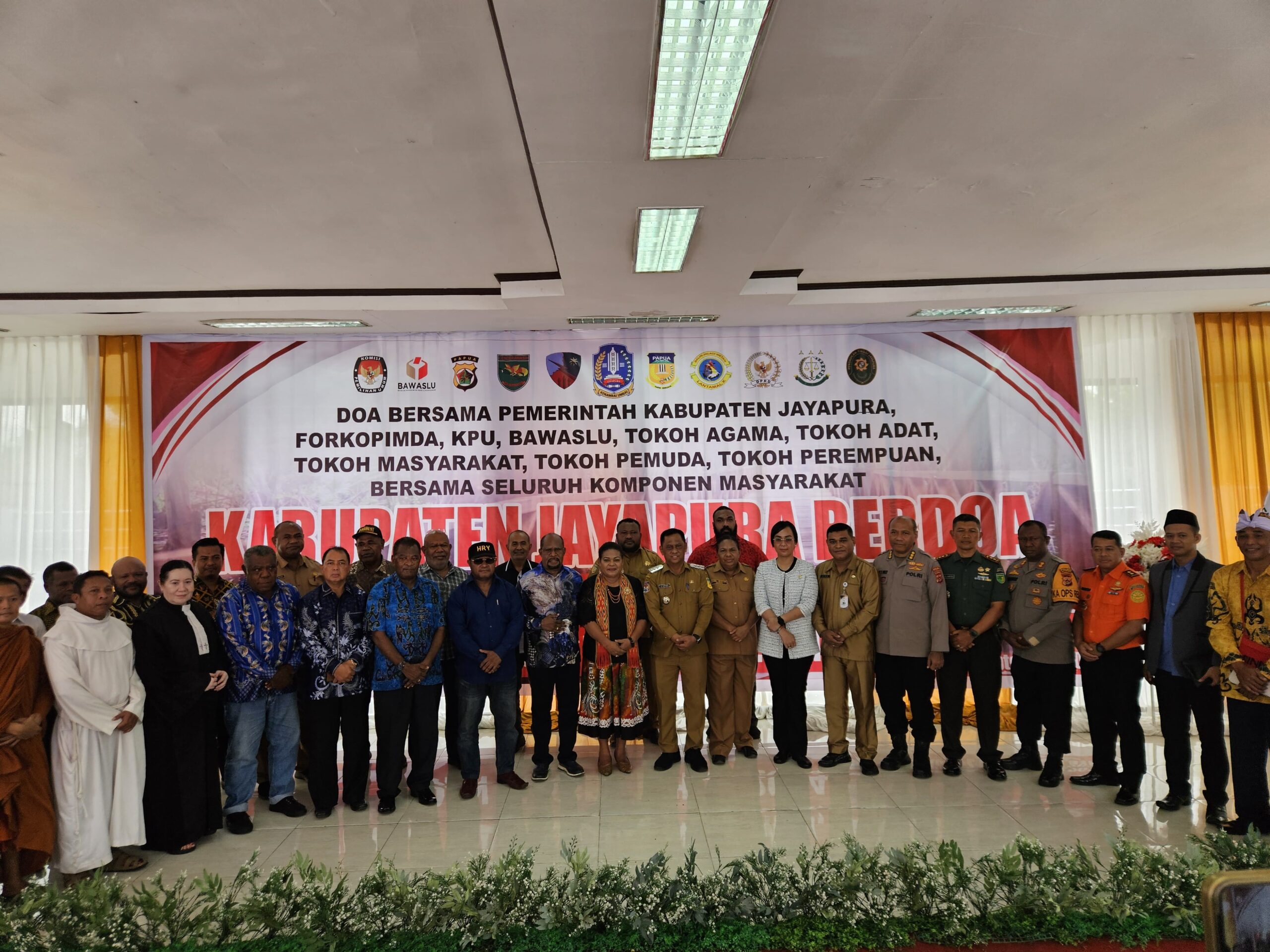 Caption Foto: Foto Bersama Penjabat (Pj) Bupati Jayapura Semuel Siriwa dengan unsur Forkompimda, KPU, Bawaslu, Tokoh Adat, Tokoh Agama, Tokoh Masyarakat, Tokoh Pemuda dan Tokoh Perempuan, serta kompenen masyarakat usai doa bersama lintas agama dan penandatanganan pakta integritas mendukung Pilkada Damai.