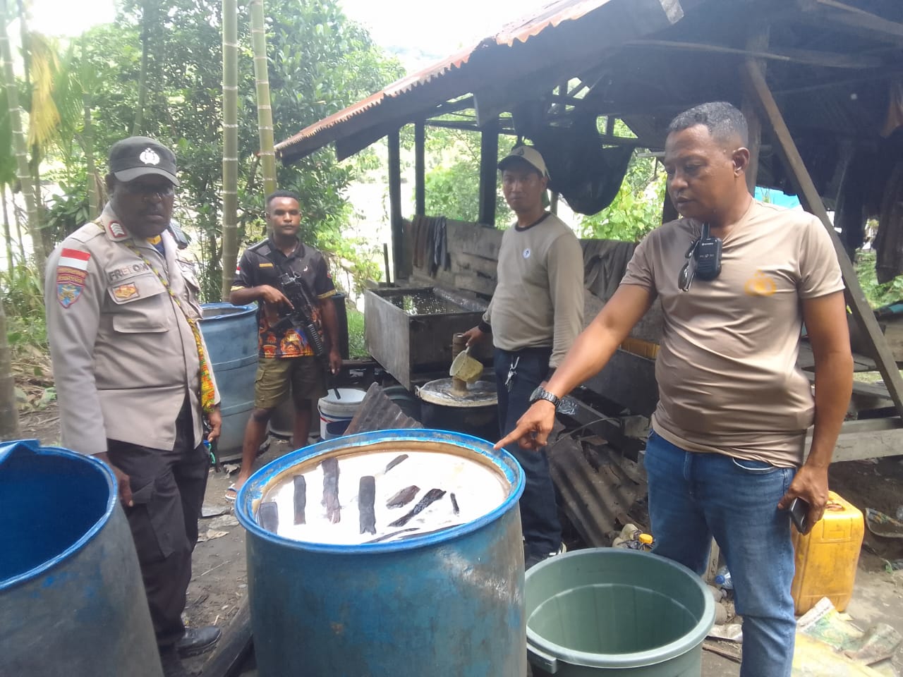 Sukseskan Pilkada Serentak, Kapolsek Mamteng Grebek Tempat Pembuatan Minuman Lokal di Kasonaweja