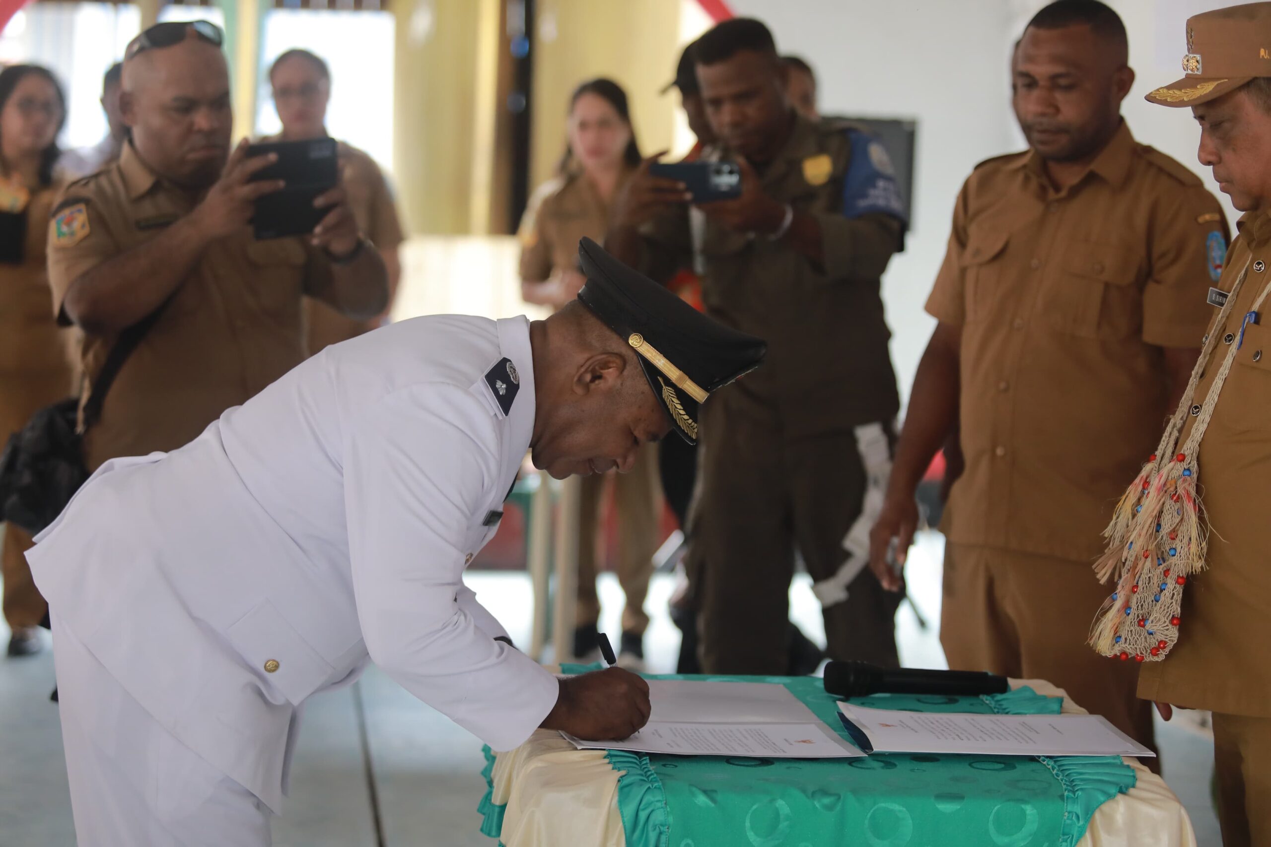 Lantik Kakam Ifale, Pj Bupati Sebut Pemkam Terdepan Dalam Mensejahterakan Masyarakat