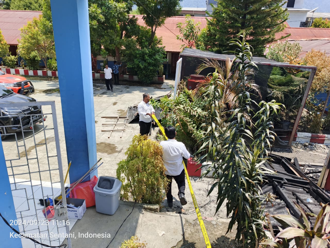 Unit Identifikasi Sat Reskrim Polres Jayapura Olah TKP Kebakaran Sekolah