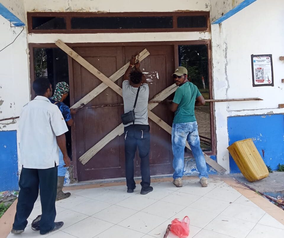 Honorer K2 Pertanyakan Kejelasan SK, Palang Kantor BKD Mamberamo Raya