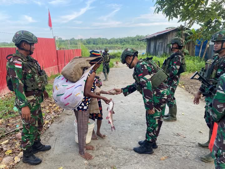 Satgas Yonif 614/Raja Pandhita Distribusikan Bantuan Makanan untuk Warga Kampung Dabra